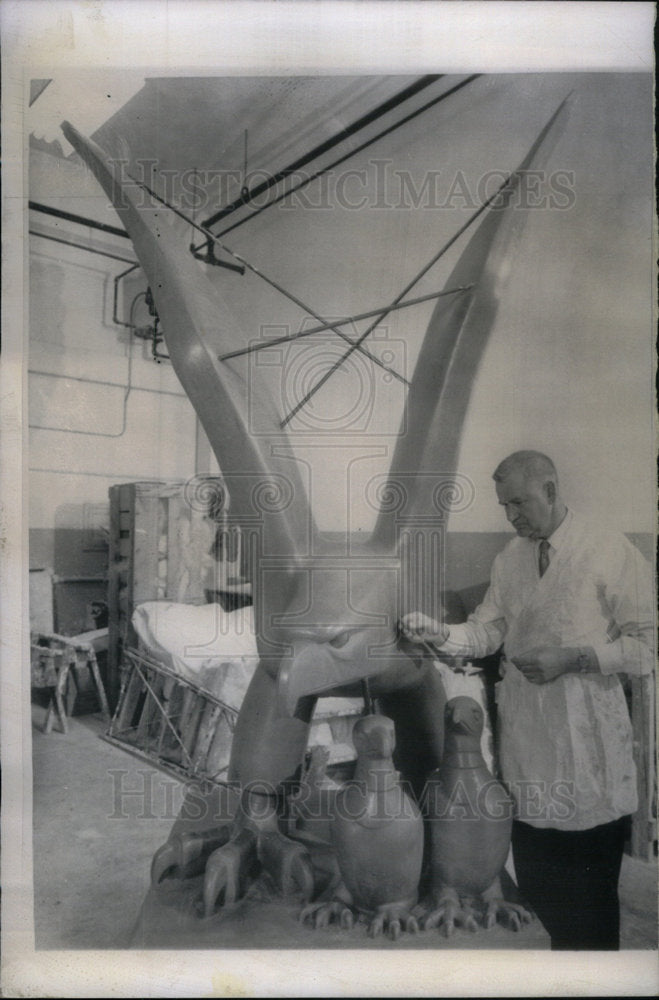 1958 Press Photo Sculptor Carl Mose - Historic Images