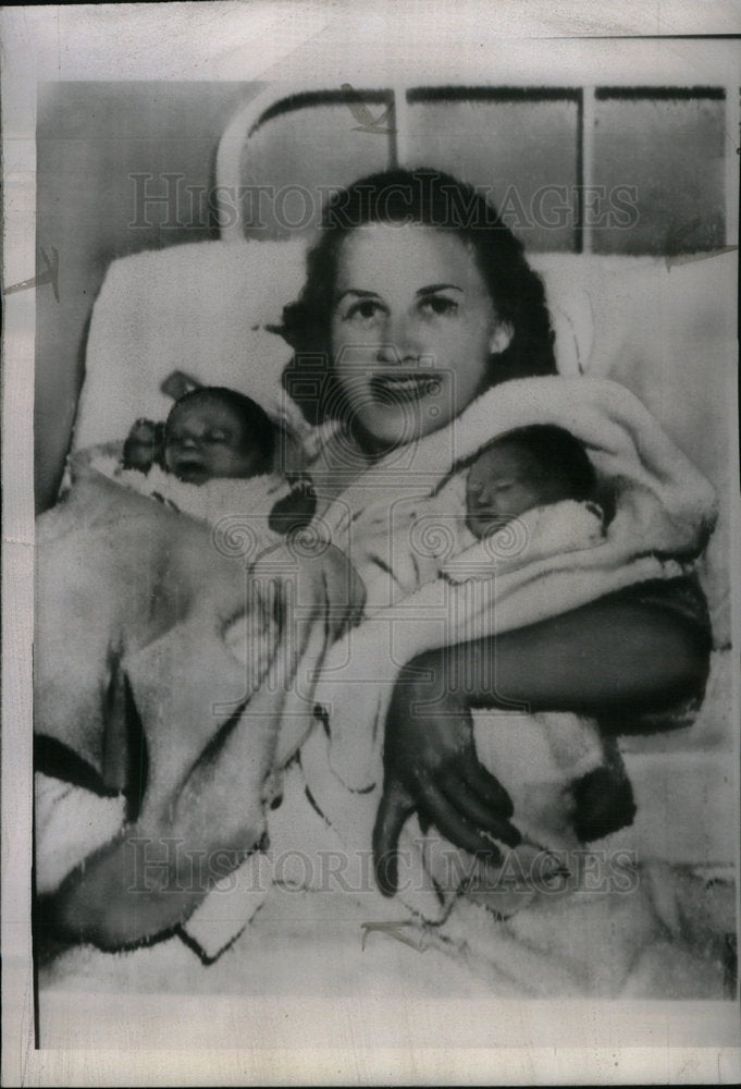 1947 Press Photo YankeeTwins Born Tokyo- MrsRobert Ivey - Historic Images