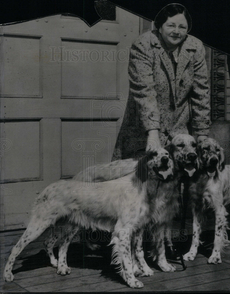 Press Photo Woman With Three Similar Dogs Mrs Cook - Historic Images