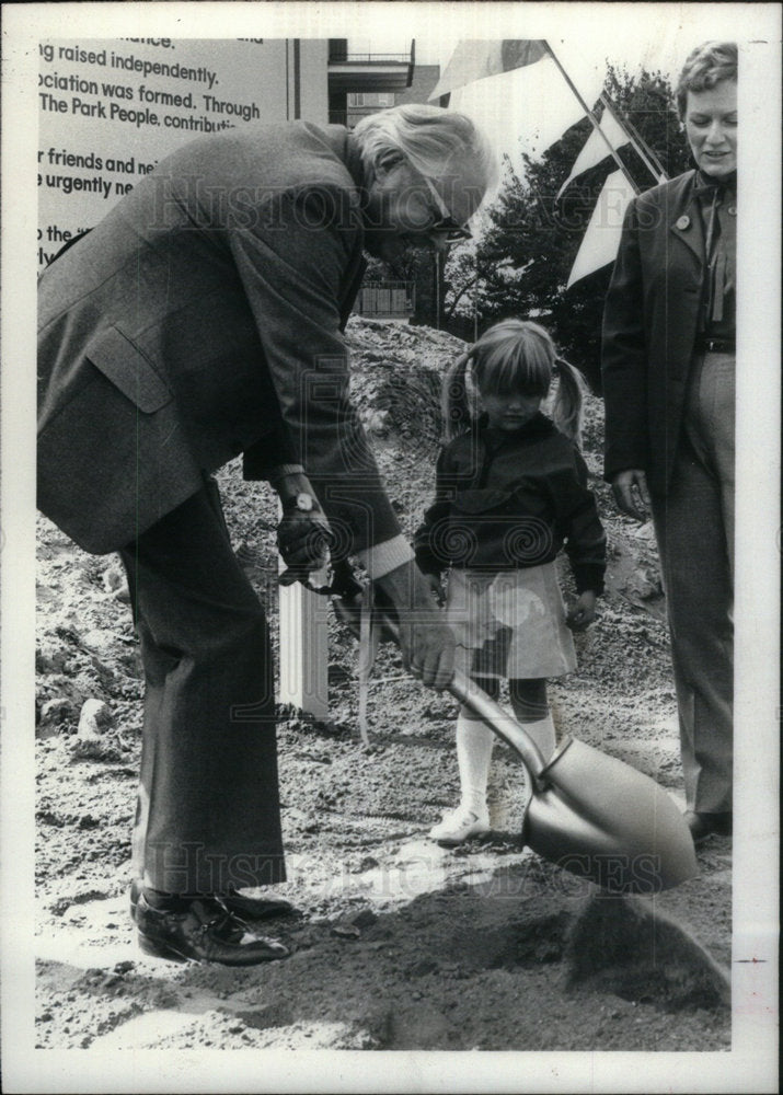 1981 Press Photo Denver Mayor Breaking Ground Park - Historic Images