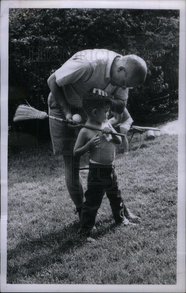 1962 Press Photo JWR Crawford III &amp; Son Tom Play Ball - Historic Images