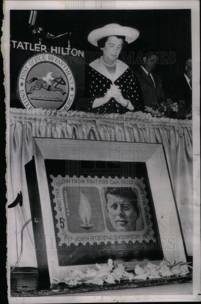 1964 Press Photo Rose Kennedy Praying At JFK Memorial - Historic Images