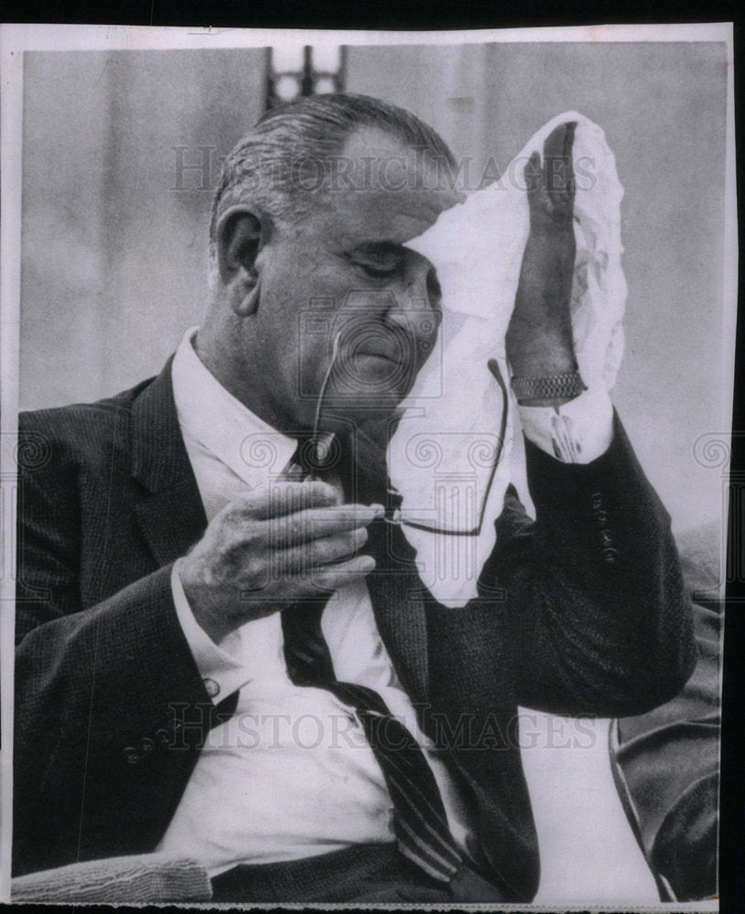 1964 Press Photo President Lyndon Johnson Mops Forehead - Historic Images