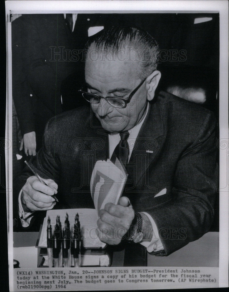 1964 Press Photo President John Signs Fiscal Budget - Historic Images