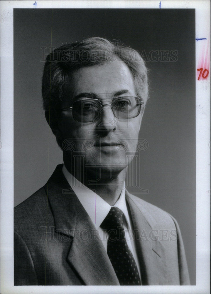 1985 Press Photo Executive R. Douglas Leonard - Historic Images