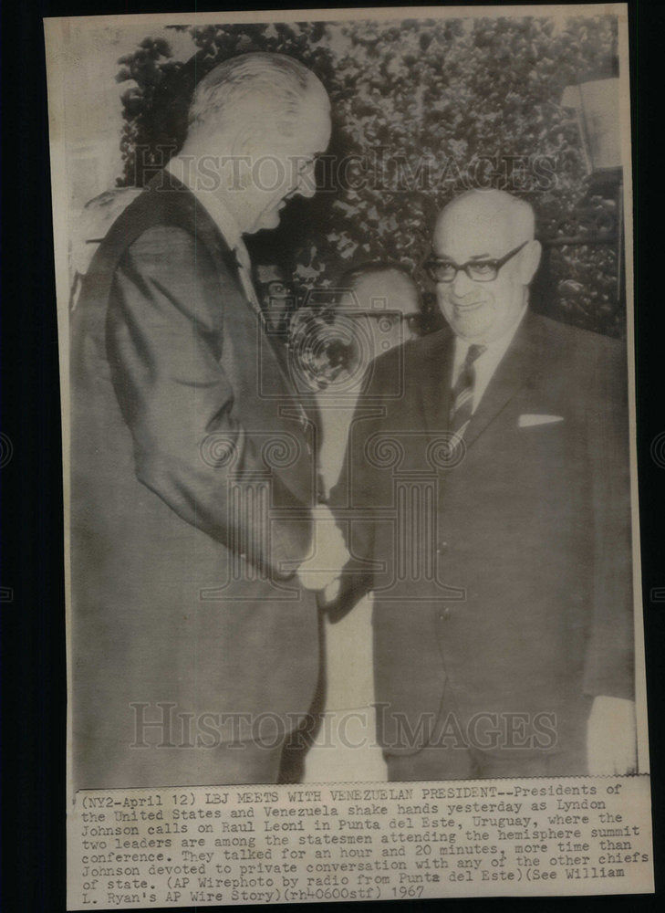 1967 Press Photo Pres LBJ Shakes Hands Venezuela Pres - Historic Images