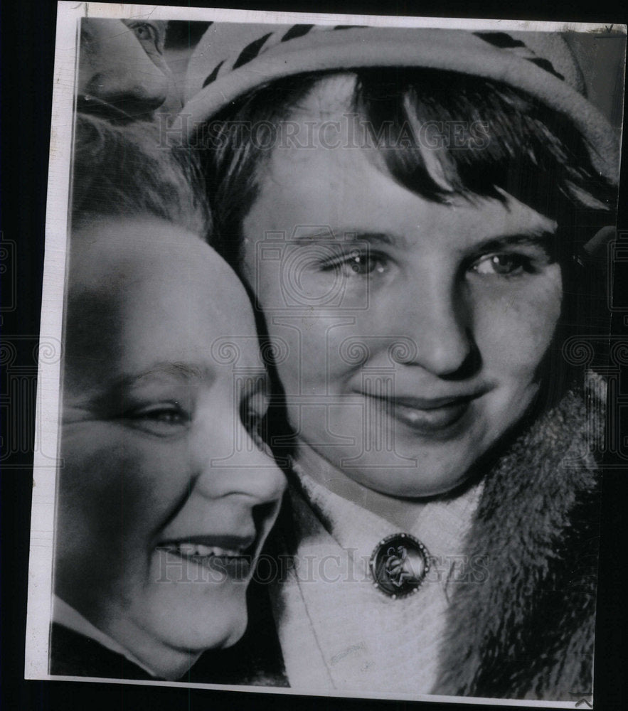 1960 Press Photo Woman Reunited With Daughter Airport - Historic Images