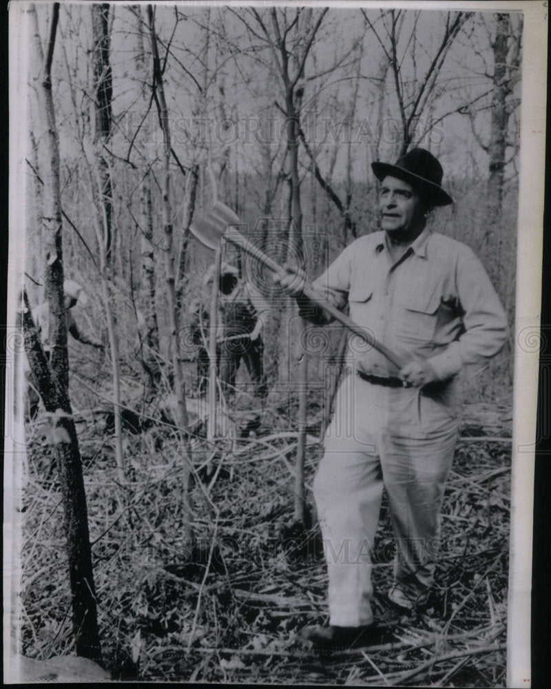 1963 Press Photo Arkansas Gov Helping Highway Crew Work - Historic Images