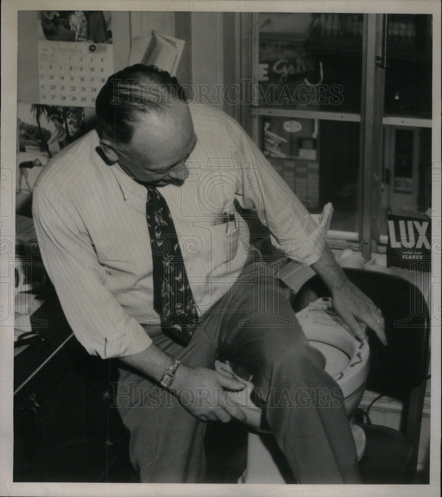 1956 Press Photo Robert &quot;Red&quot; Fenwick Sits On Toilet - Historic Images