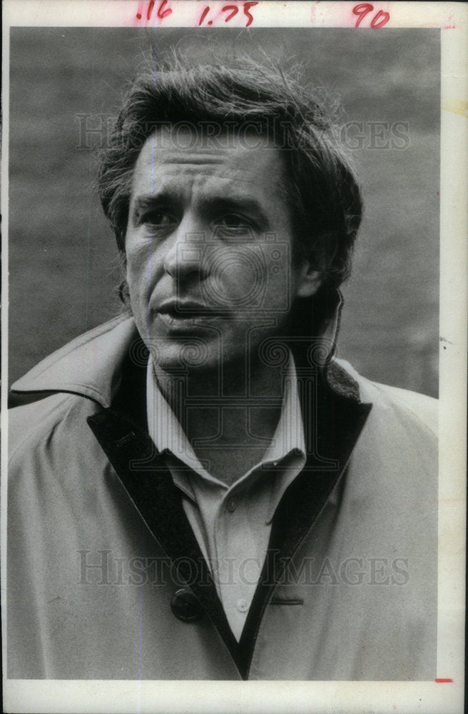 1973 Press Photo Man Looking Concerned Wearing Coat - Historic Images