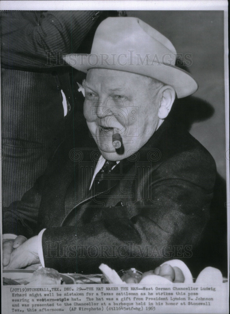 1965 Press Photo West German Chancellor Erhard Smoking - Historic Images