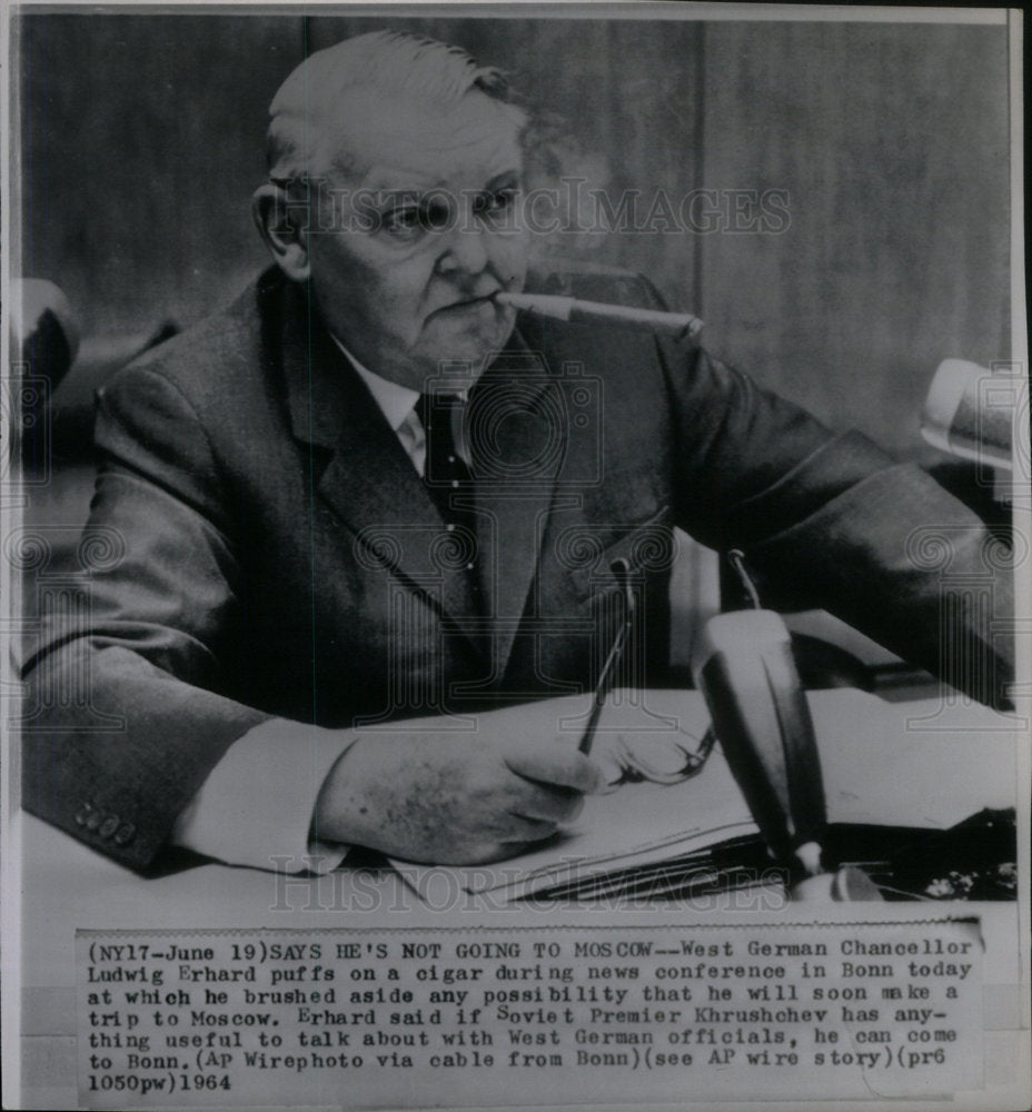 1964 Press Photo Ludwig Erhard Cigar Bonn Conference - Historic Images