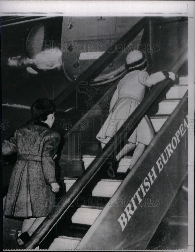 1957 Press Photo Duke Edinburgh Children Boarding Plane - Historic Images