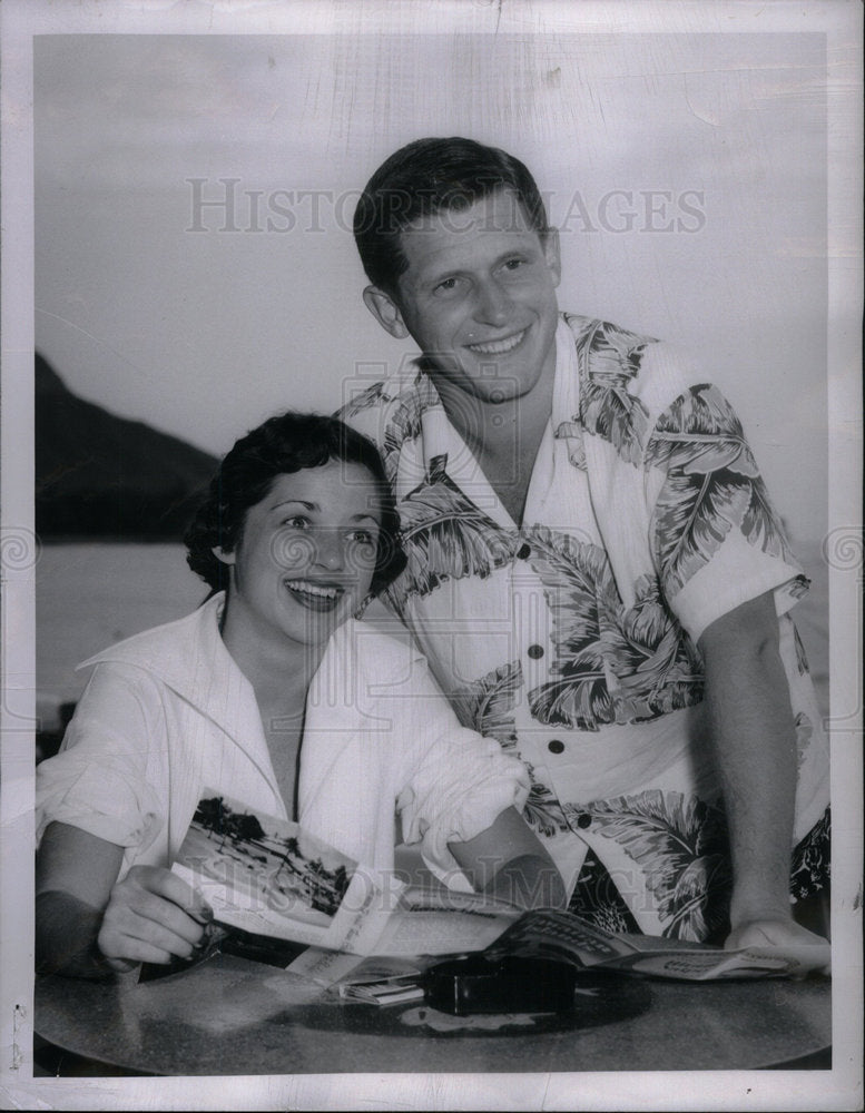 1953 Press Photo Mr. &amp; Mrs. Trumbull Jr. - Historic Images