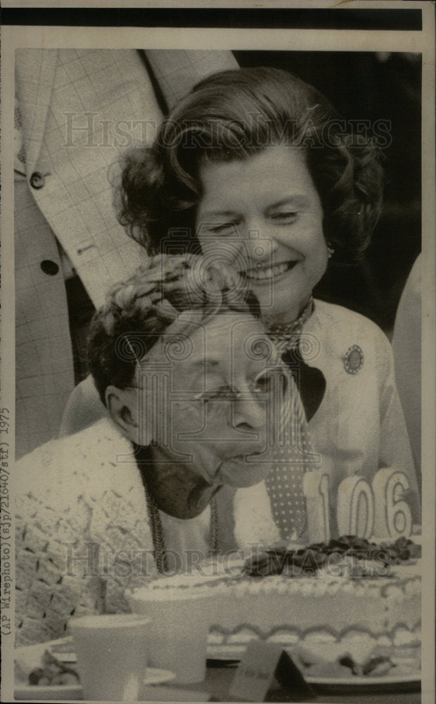 1975 Press Photo Pearl Williams Mrs Gerald Ford Cake - Historic Images