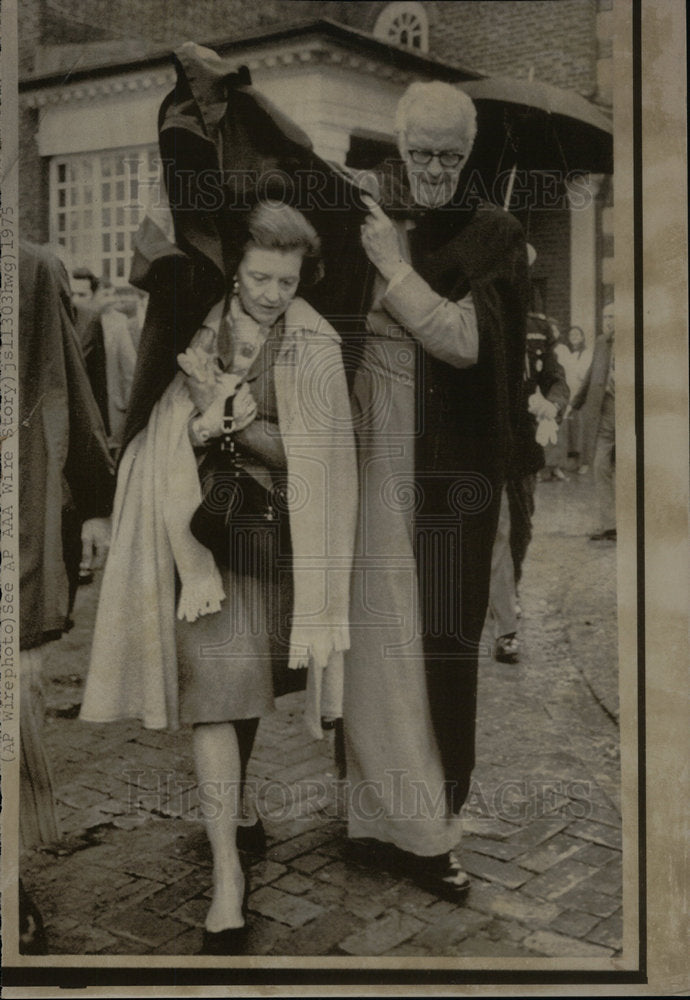 1975 Press Photo Rev Sydnor With Betty Ford Raining - Historic Images