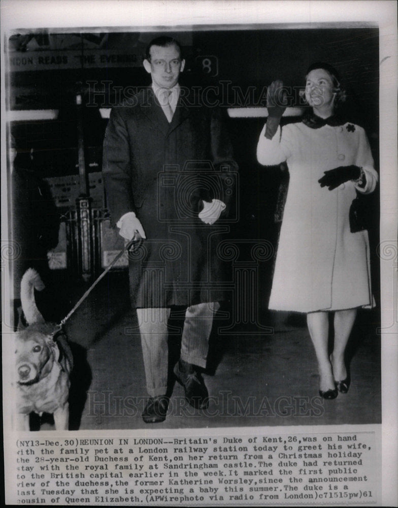 1962 Press Photo Duke Kent Walking Dog London Station - Historic Images