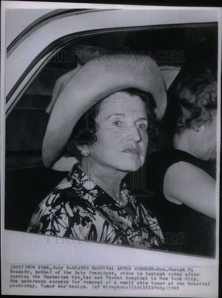 1965 Press Photo Mrs Kennedy Leaving Hospital In Taxi - Historic Images