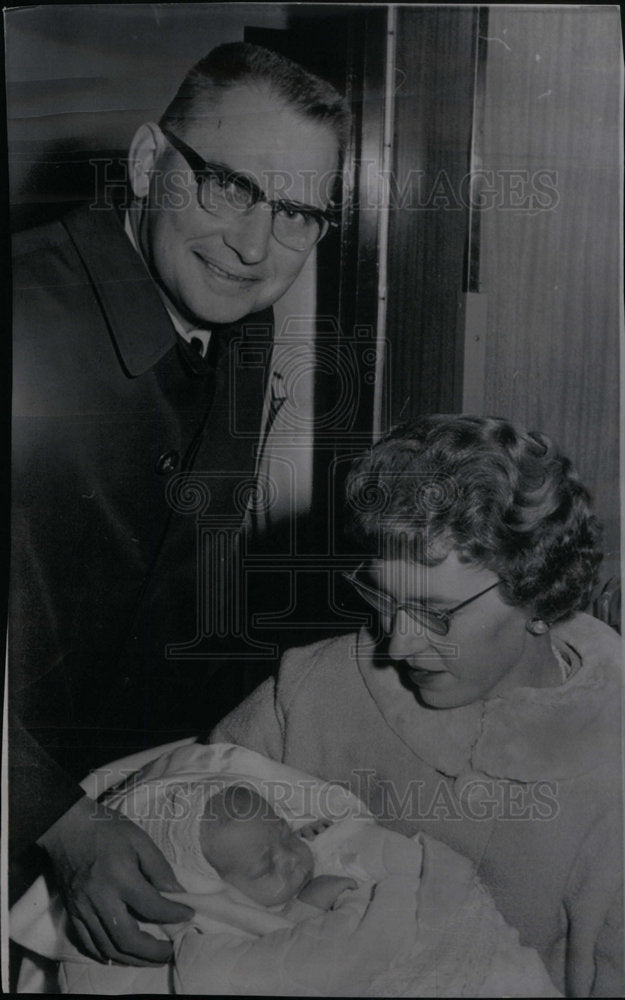 1968 Press Photo One Quint Heads Home Fischer Parents - Historic Images