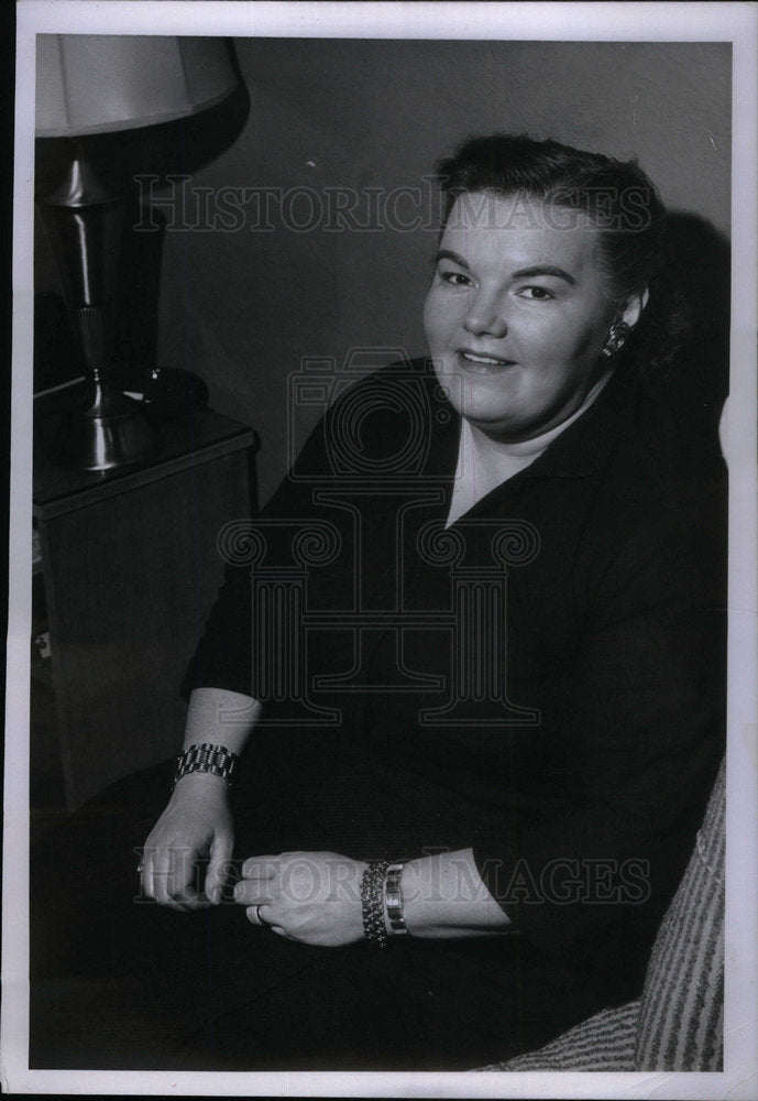 1957 Press Photo Medea Entertainer Farrell Portrait - Historic Images