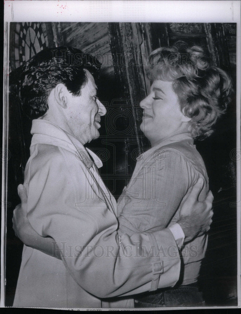 1962 Press Photo Eddie Fisher Embraces Shelly Winters - Historic Images