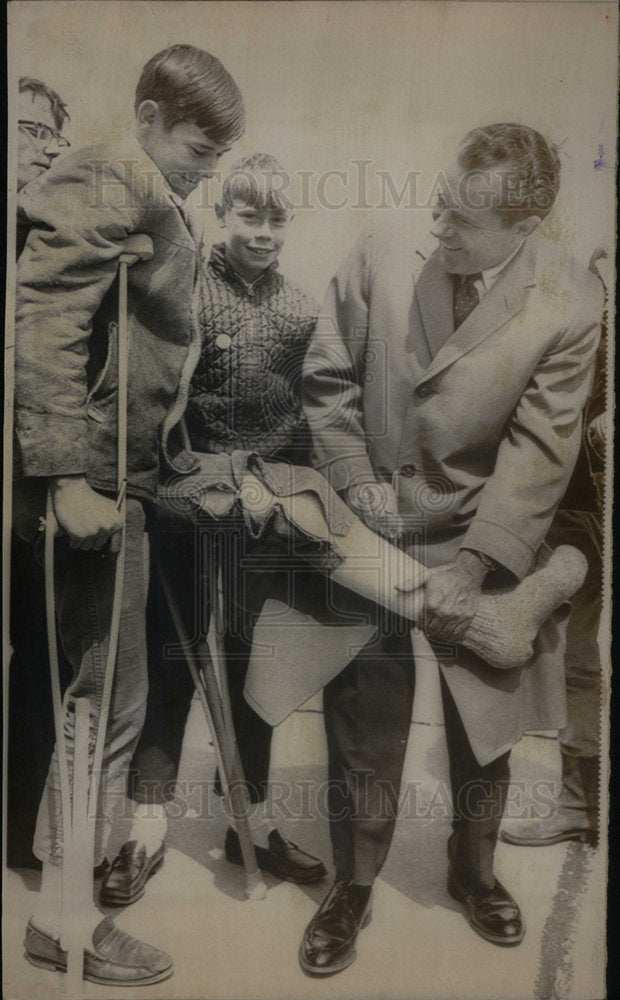 1968 Press Photo Nixon Signing Boys Cast Wyoming Visit - Historic Images