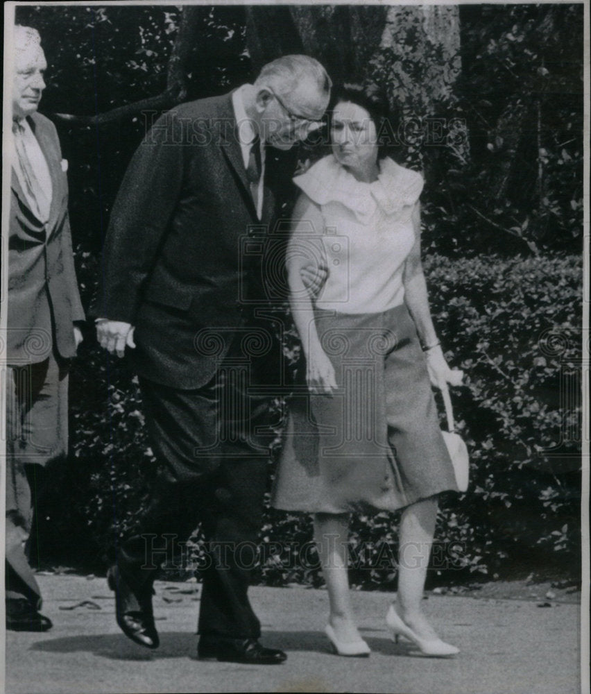 1964 Press Photo Pres Mrs Johnson Walking White House - Historic Images