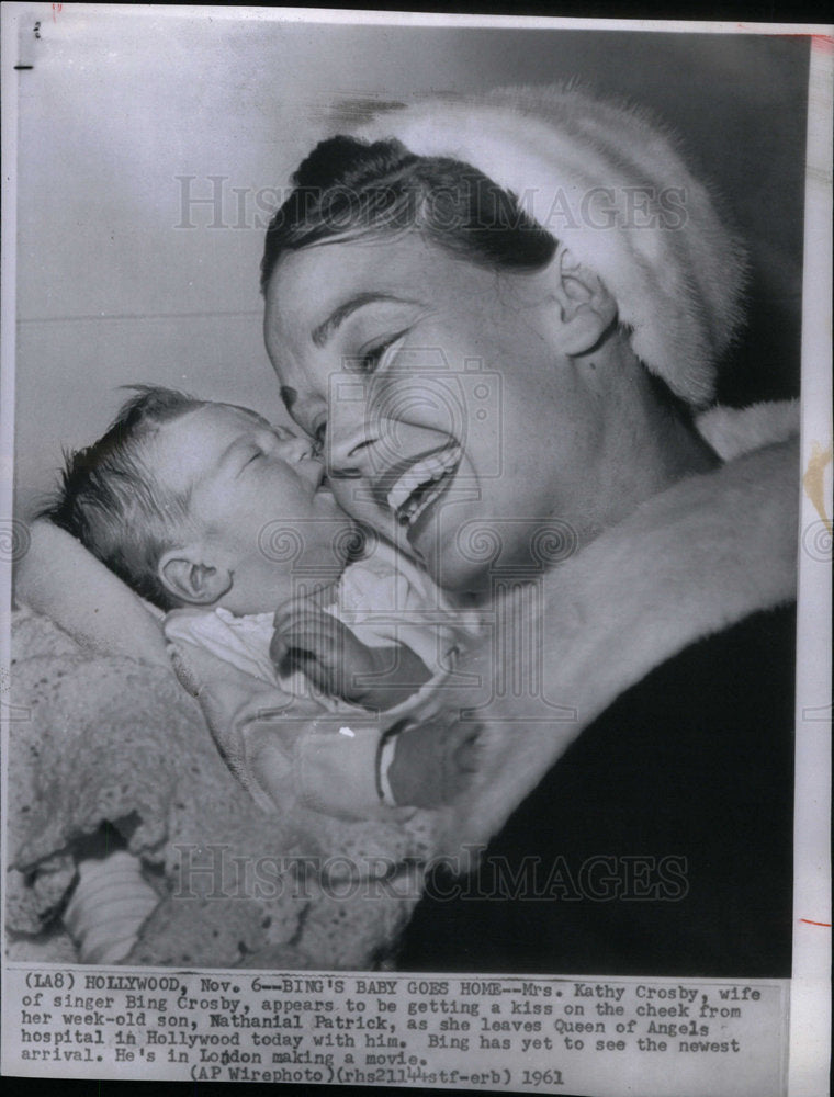 1961 Press Photo Bing Crosby Wife Baby - Historic Images