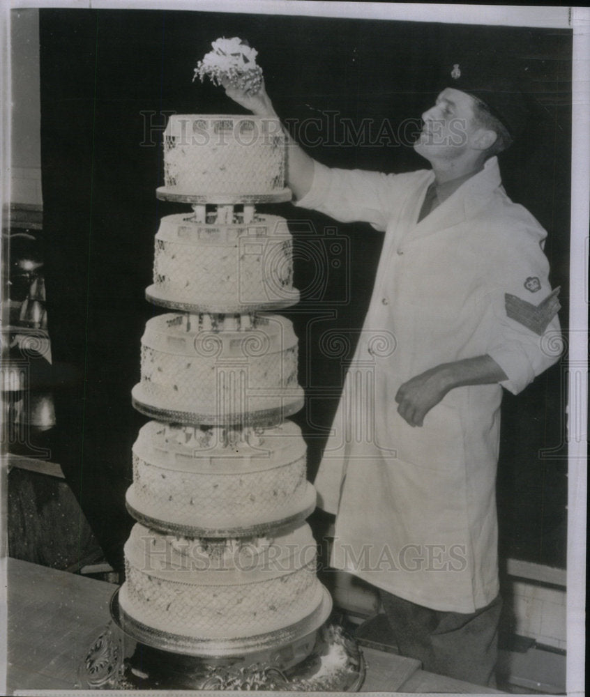 1960 Press Photo Sergeant Smith Decorates Wedding Cake - Historic Images