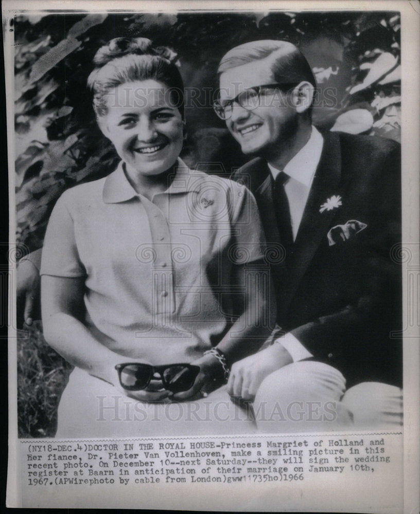 1966 Press Photo Princess Margaret With Fiancee Posing - Historic Images