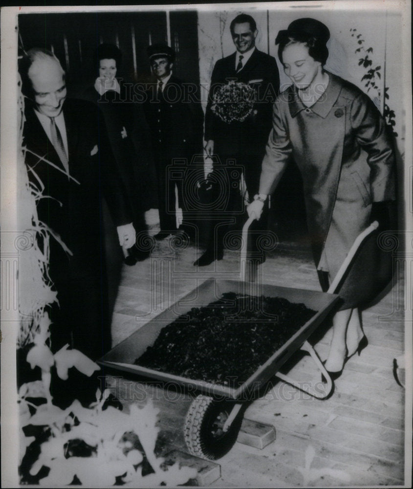 1965 Press Photo Princess Margrethe pushes wheelbarrow - Historic Images