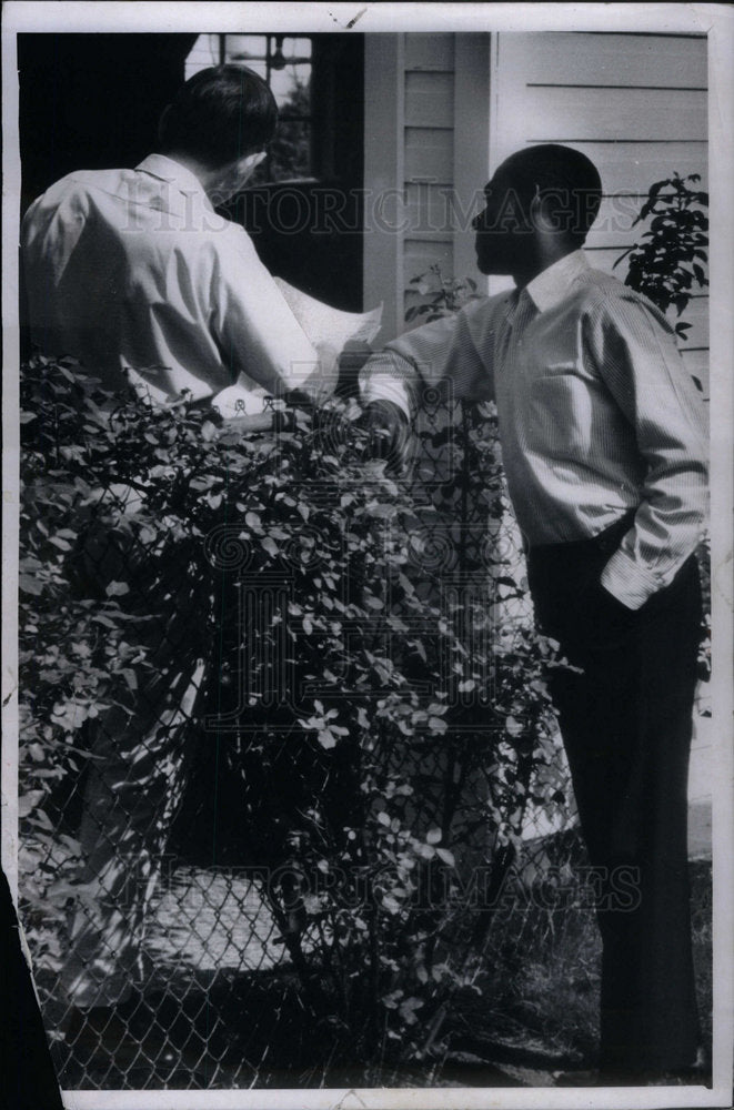 1967 Press Photo Teenagers Outside House Detroit - Historic Images