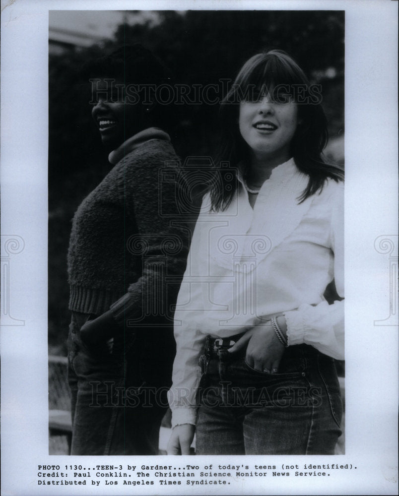 1983 Press Photo Teenage Girls Hanging Out - Historic Images