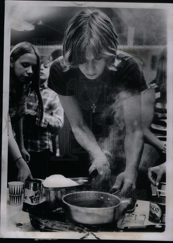 1971 Press Photo Teenagers Making Candles Center - Historic Images