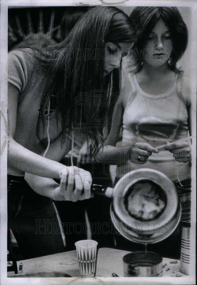 1971 Press Photo Teenagers Cooking - Historic Images