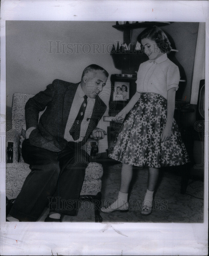 1956 Press Photo Father Daughter Money Allowance - Historic Images