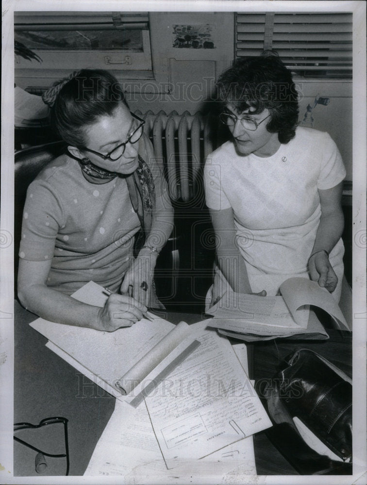 1972 Press Photo Rosalie Sullivan Grace Schafer Women - Historic Images