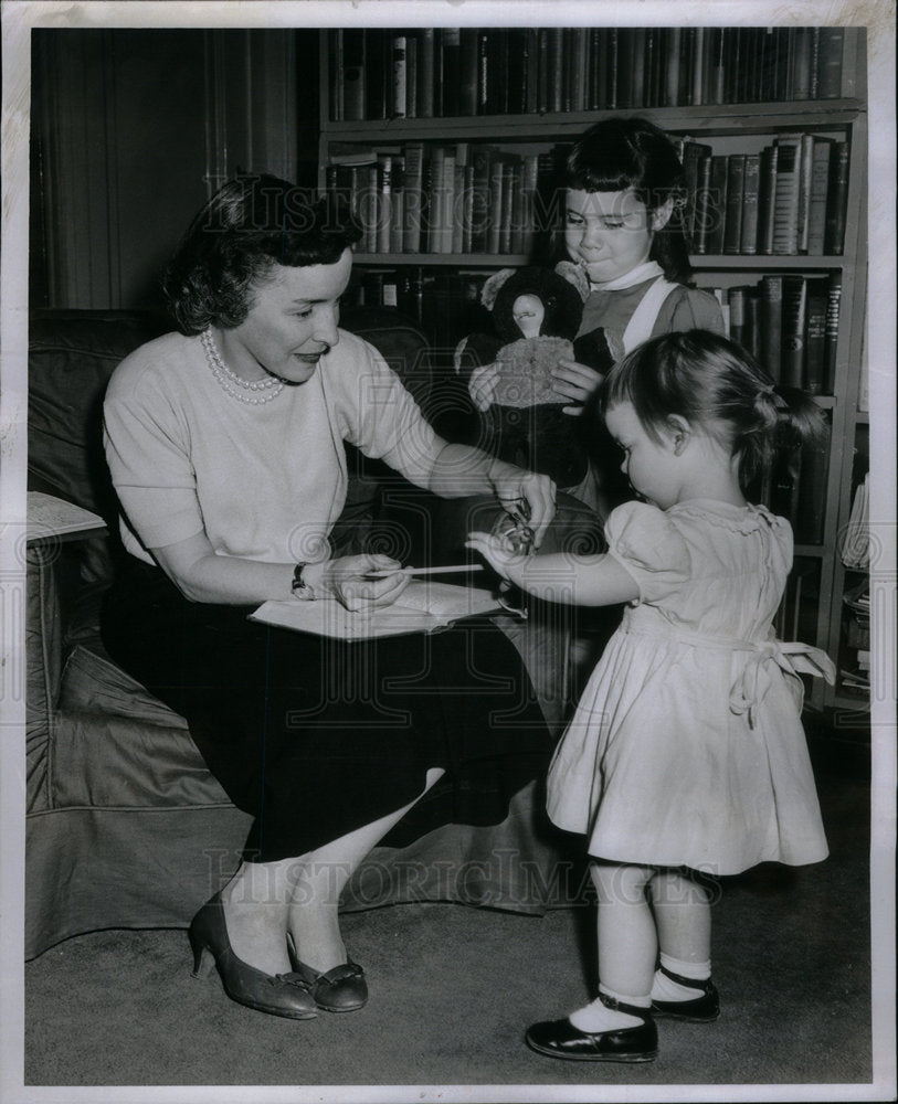 1958 Press Photo Mrs. Howard Sullivan School Reader - Historic Images