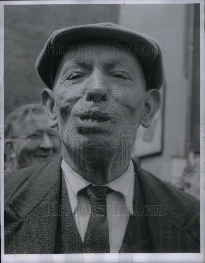 1954 Press Photo False teeth bridges Customer Slipshod - Historic Images