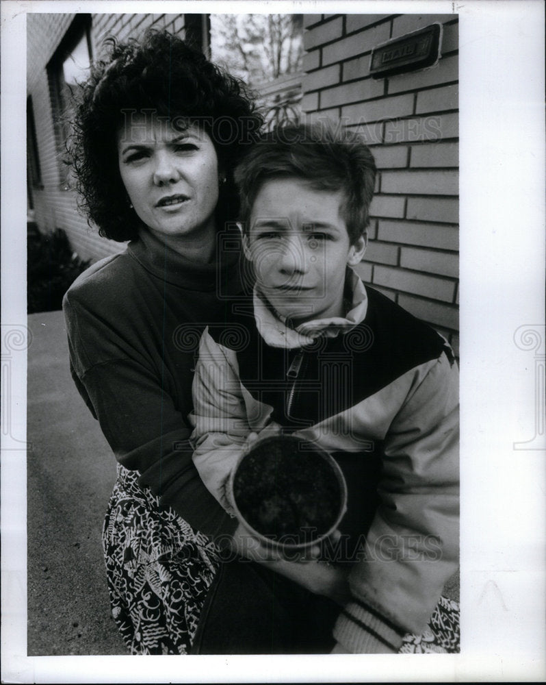 1991 Press Photo Mother With Son Contaminated Soil - Historic Images