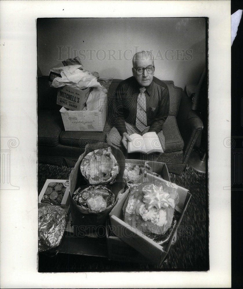 1979 Press Photo Rev Taylor With Bible Lansing City - Historic Images