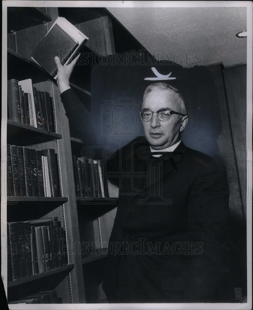 1960 Press Photo Bishop Richard S. Emrich - Historic Images