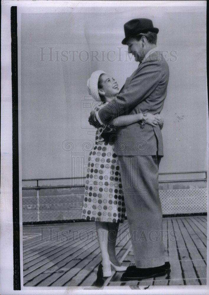 1962 Press Photo Forrest Tucker tower bride giant foot - Historic Images