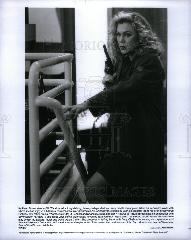 Press Photo Warshawski Film Actress Turner With Gun - Historic Images