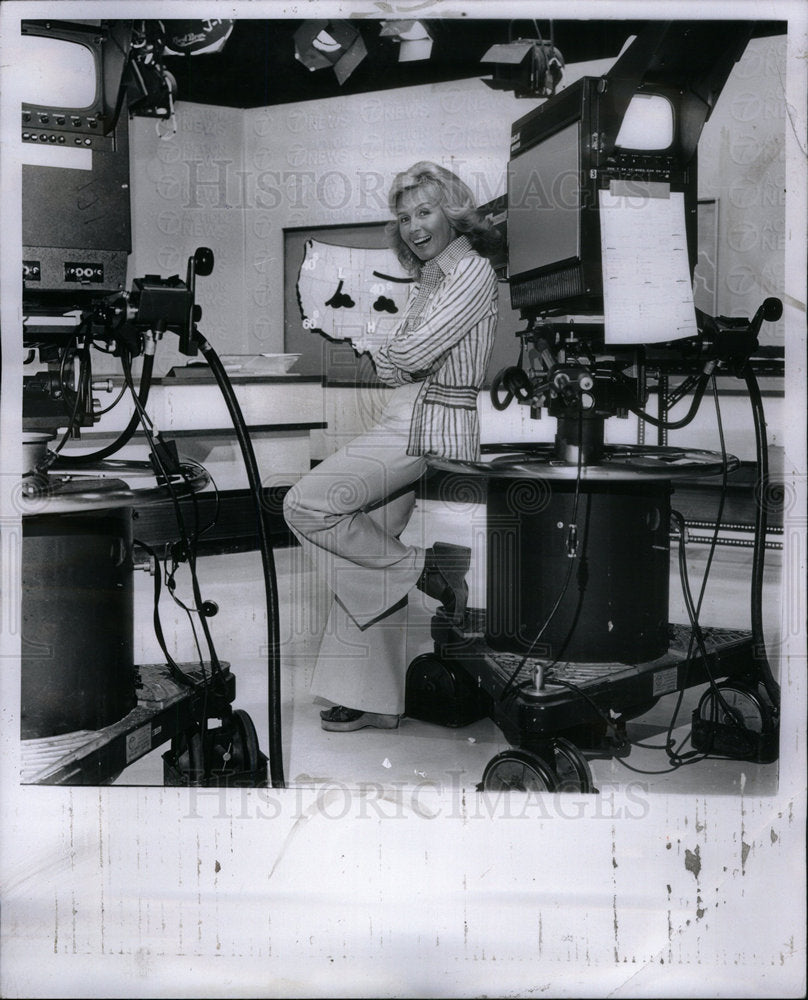 1975 Press Photo Marilyn Turner Fashion Weather Caster - Historic Images