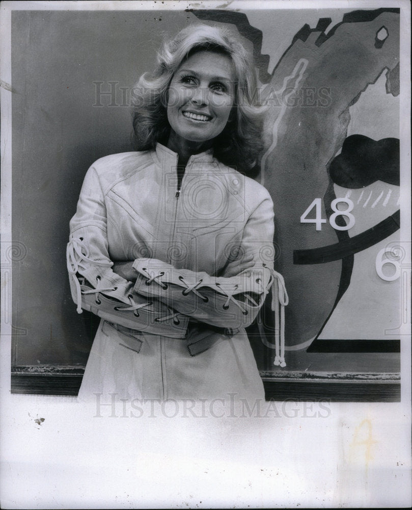 1975 Press Photo Weather Forecaster Turner Fashions - Historic Images