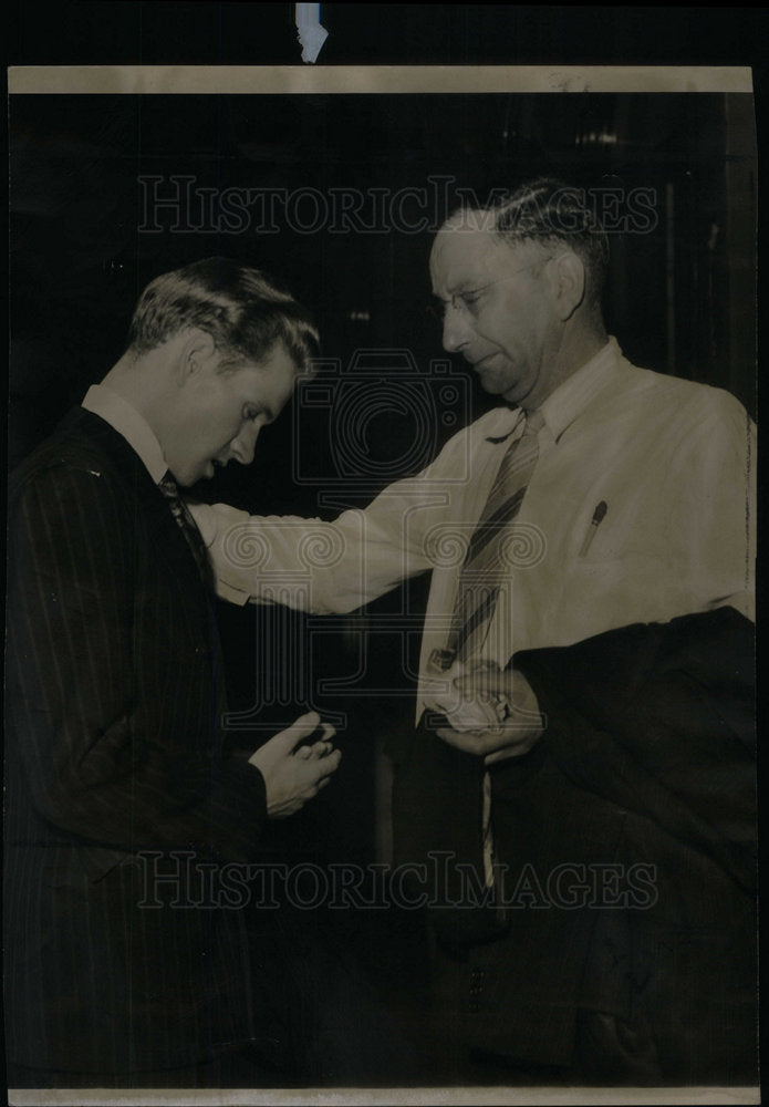 1944 Press Photo Bert Franklin stricken Bowed head - Historic Images