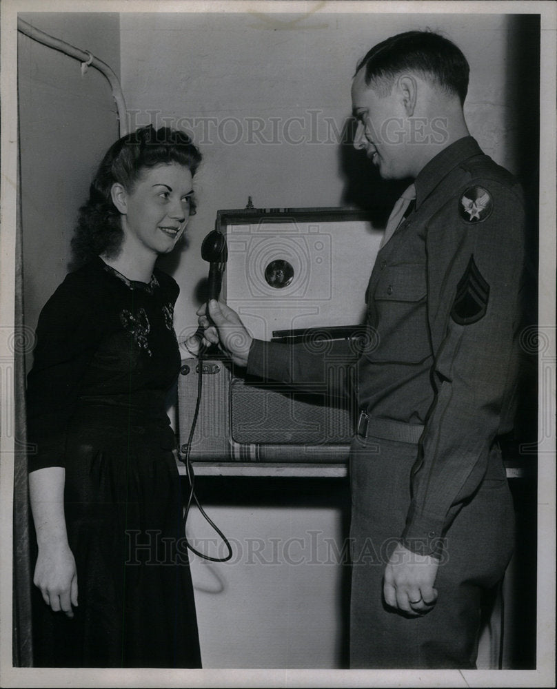 1944 Press Photo Sgt Turner With Wife Making Recording - Historic Images