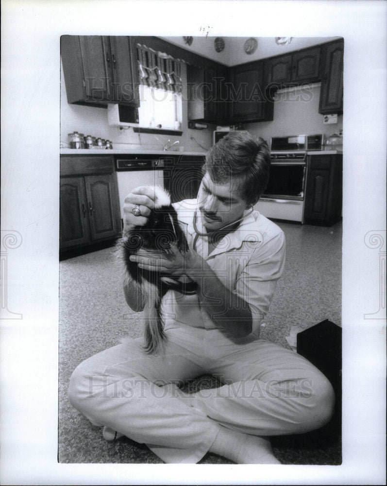 1988 Press Photo Dr Paul Turkal veterinarian Vet clinic - Historic Images