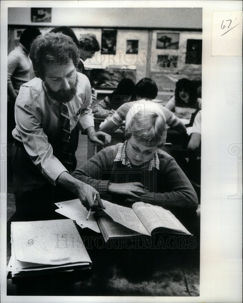 1980 Press Photo High School Biology Teacher Helping - Historic Images